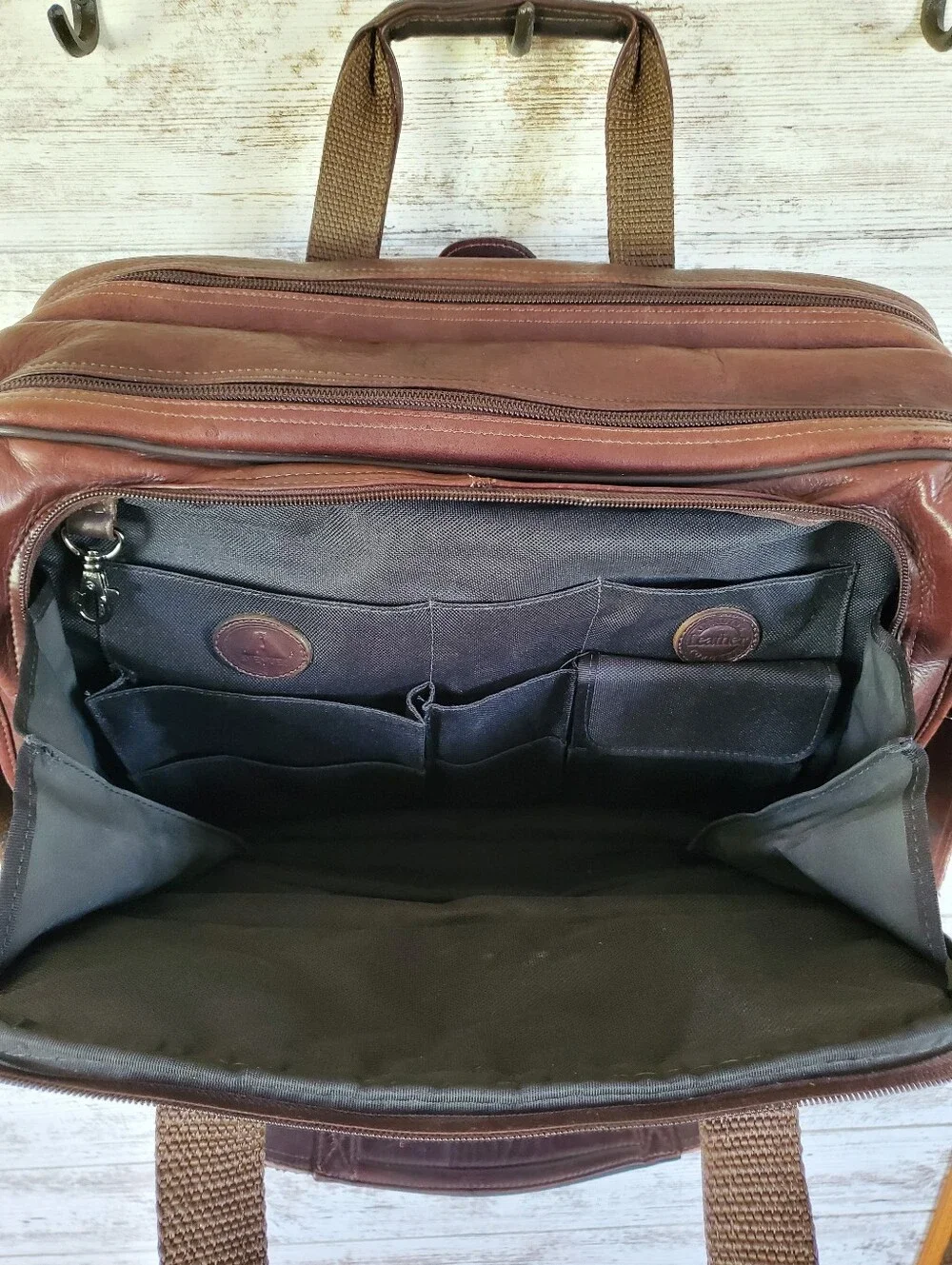 Avenues America Genuine Leather Multi-Pocket Messenger Bag Briefcase Vintage